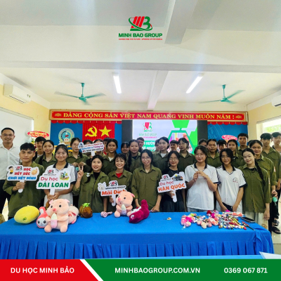 Đội ngũ Minh Bảo Quảng Bình và các em học sinh Trường THPT Quảng Ninh