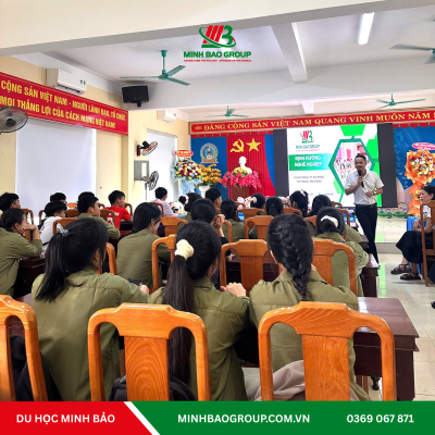 Đội ngũ Minh Bảo Quảng Bình tư vấn nghề nghiệp cho các em học sinh Trường THPT Quảng Ninh