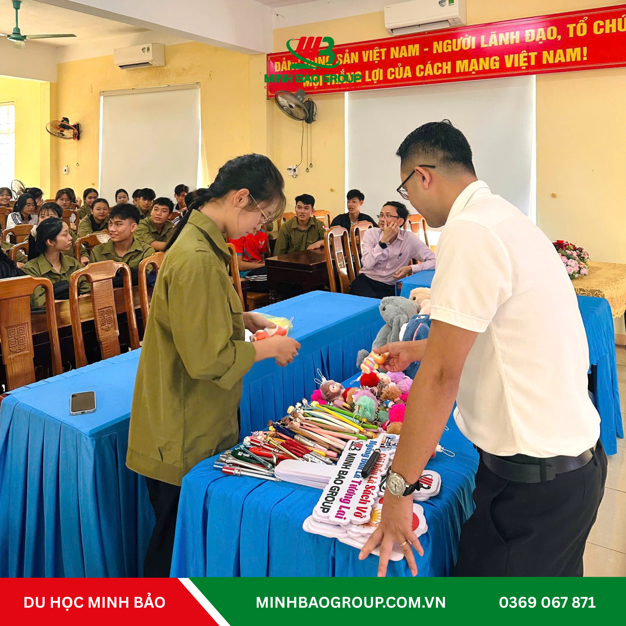 CHI NHÁNH MINH BẢO QUẢNG BÌNH – HÀNH TRÌNH ĐỊNH HƯỚNG NGHỀ NGHIỆP TẠI TRƯỜNG THPT QUẢNG NINH 12 Ảnh tập thể: Đội ngũ Minh Bảo Quảng Bình trao quà cho các em học sinh Trường THPT Quảng Ninh