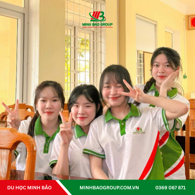 Các cô nàng xinh đẹp của đội ngũ Minh Bảo Quảng Bình tại buổi tư vấn hướng nghiệp Bảo Quảng Bình tại buổi tư vấn hướng nghiệp