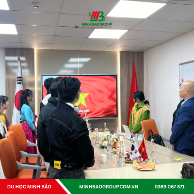 Hình ảnh chào cờ mở đầu buổi lễ