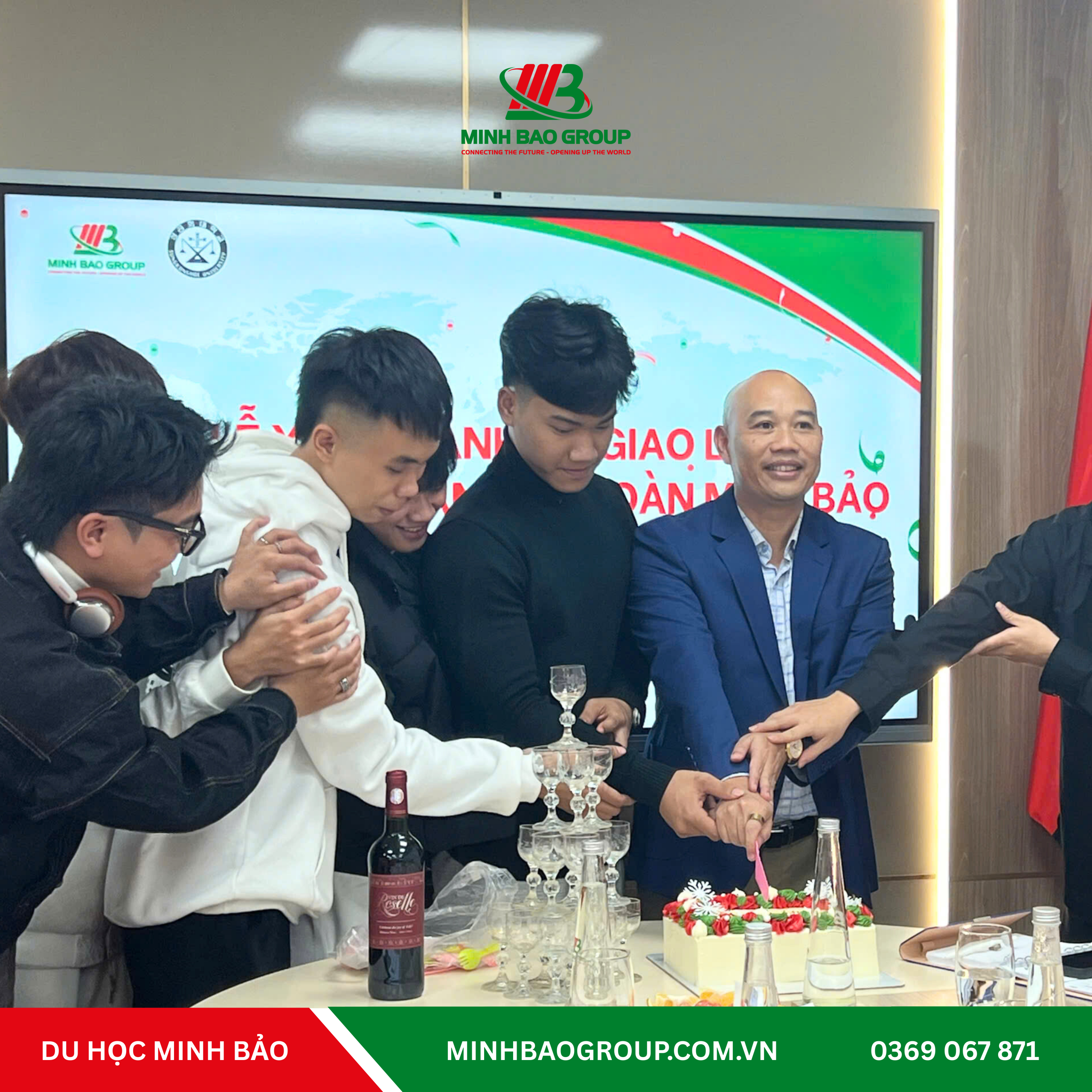 Hình ảnh cắt bánh chúc mừng